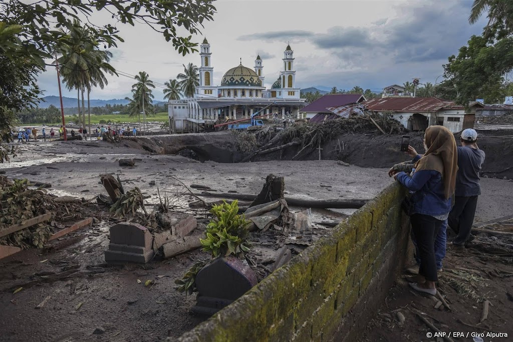 Tientallen doden en vermisten op Sumatra door overstromingen