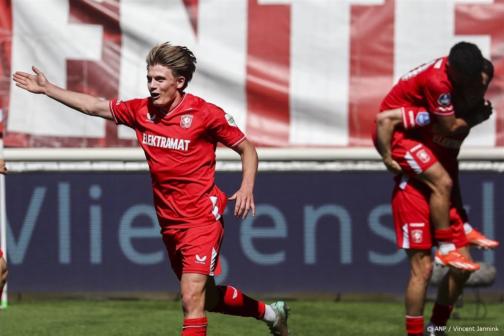 FC Twente en AZ blijven in race om derde plaats 