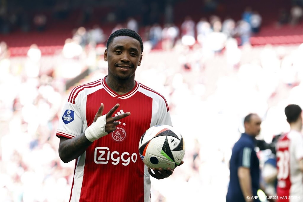 Bergwijn schiet Ajax met hattrick naar vijfde eindklassering 