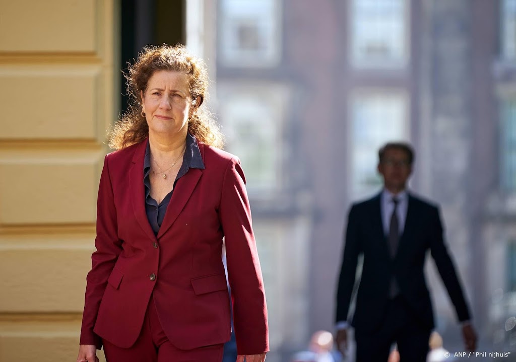 Van Engelshoven: omverhalen beelden helpt niet in discussie