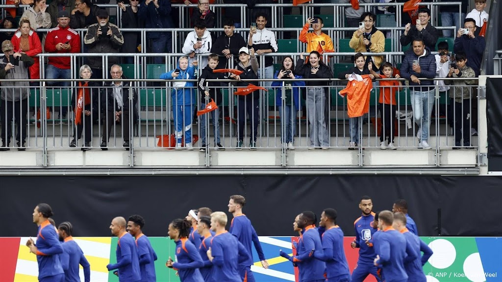 Oranje traint voor zo'n 1500 Duitsers in Wolfsburg