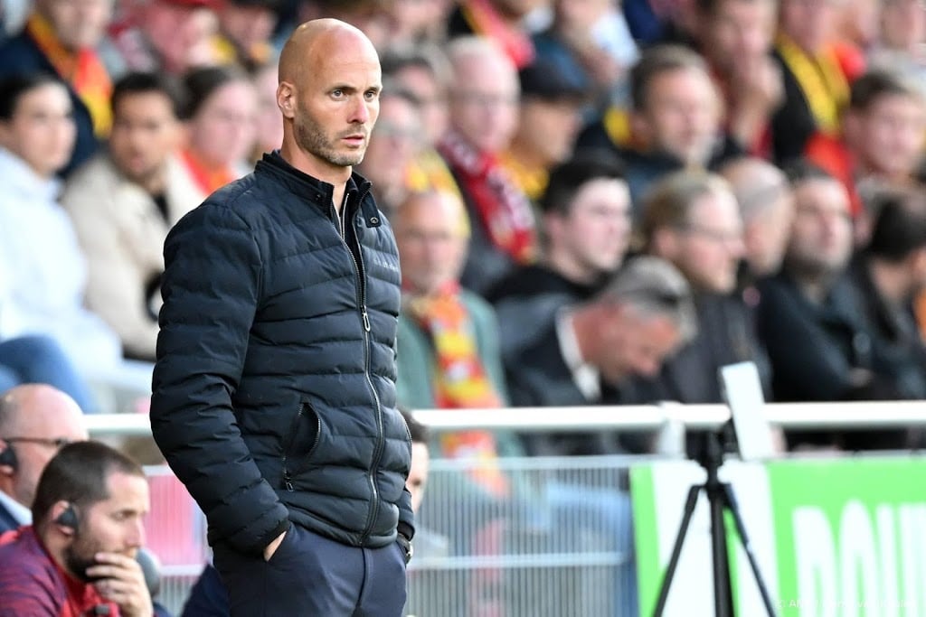 VfL Wolfsburg maakt komst Go Ahead-trainer Simonis bekend