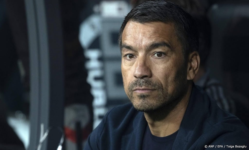 Van Bronckhorst volgt Heitinga op als assistent bij Liverpool