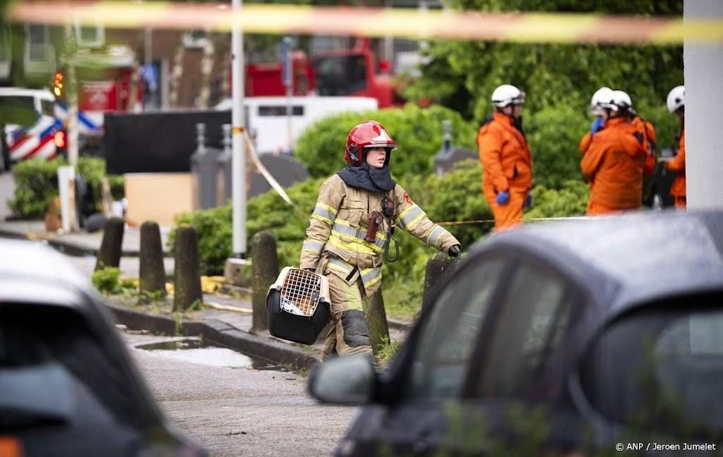 Brandweer haalt katten uit flat explosie Amsterdam