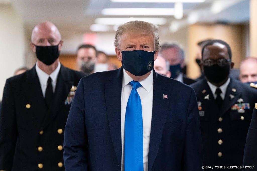 Trump draagt voor het eerst mondkapje in het openbaar