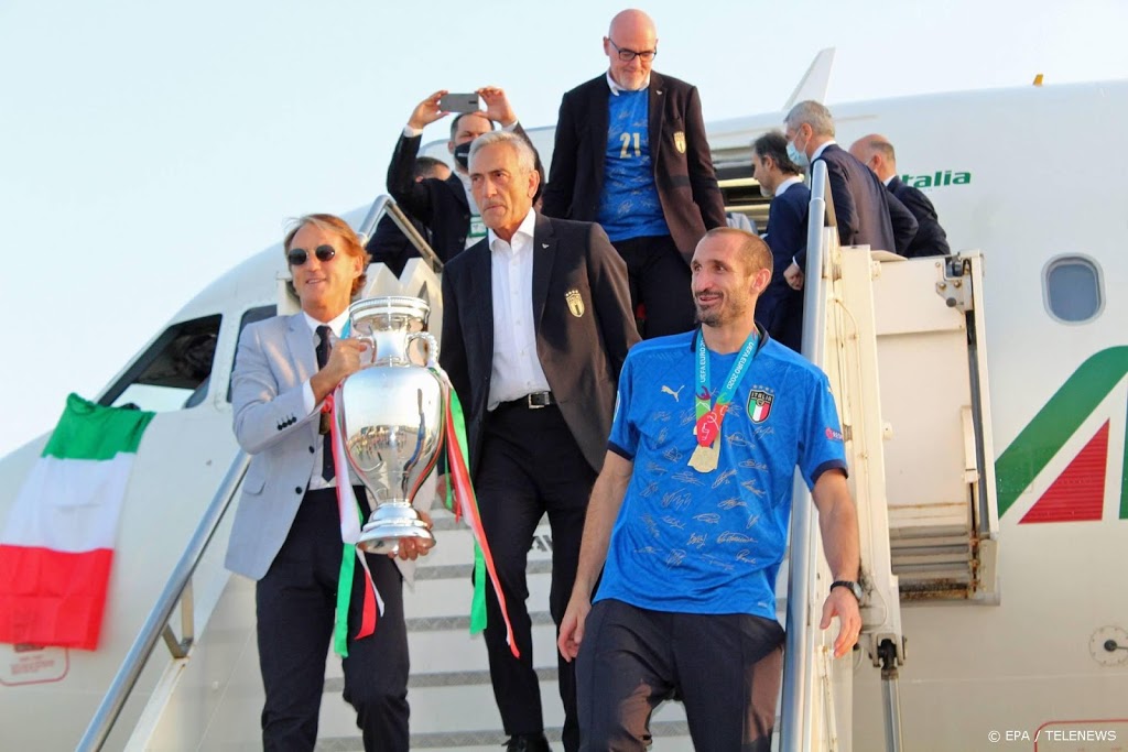 Warm welkom Italiaanse voetbalploeg op vliegveld Rome