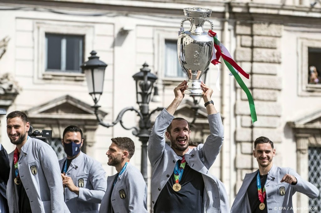 Italiaanse voetballers tonen beker aan duizenden fans in Rome 