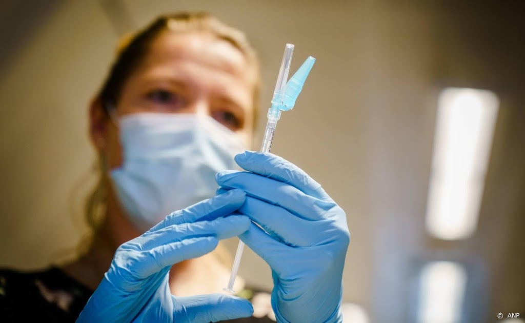 Frankrijk gaat coronavaccinatie voor zorgpersoneel verplichten