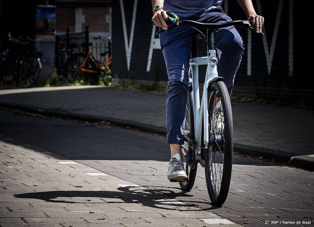 Klanten staan voor dichte deur bij winkel VanMoof