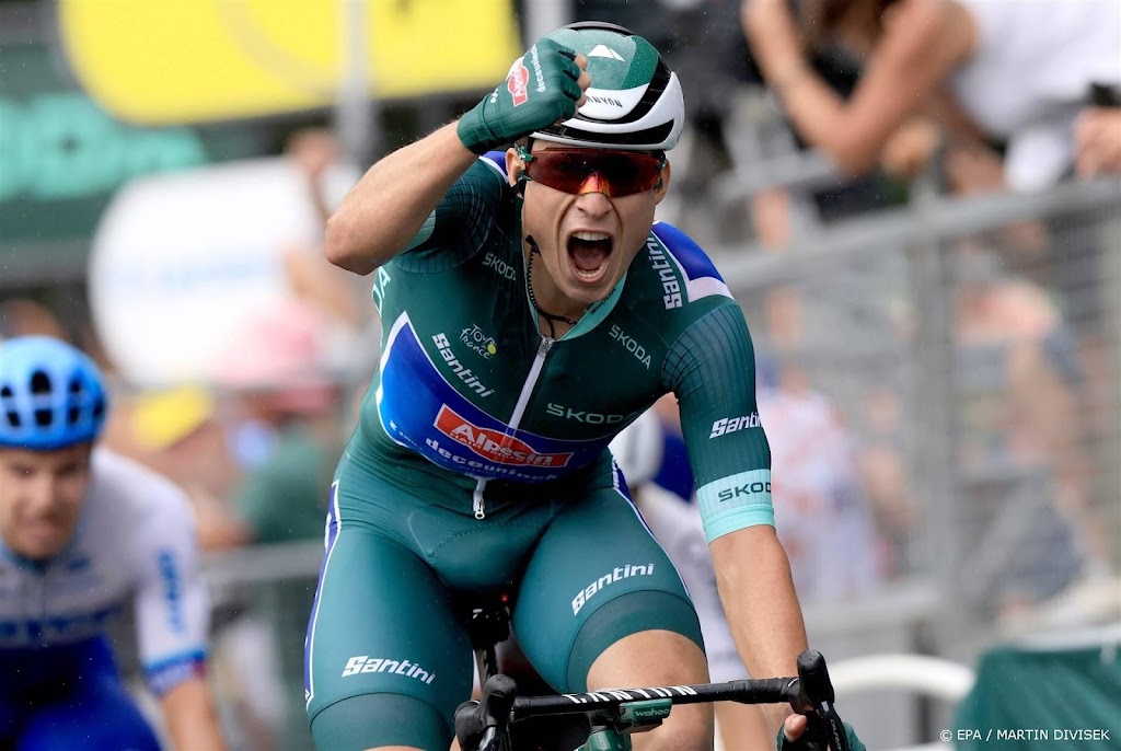 Philipsen klopt Groenewegen en boekt vierde ritzege in Tour