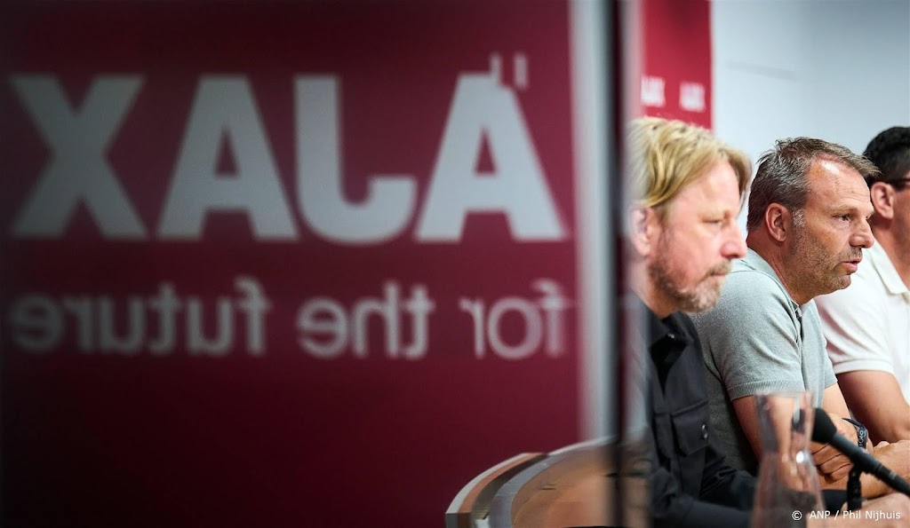 Ajax laat middenvelders De Waal en Warmerdam gaan