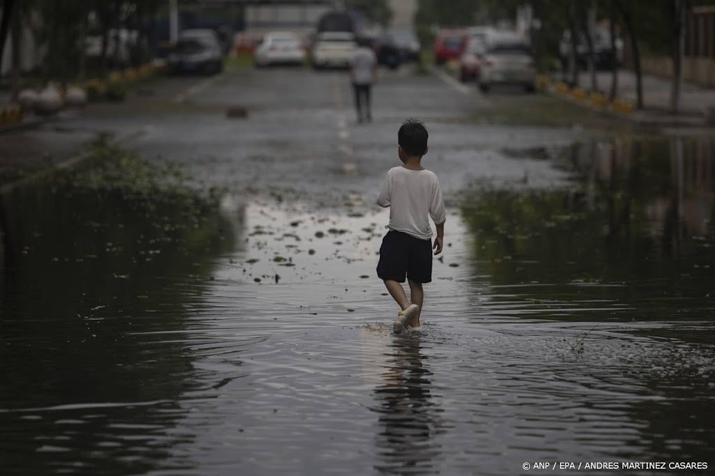 Tyfoon in China afgezwakt tot storm, zorgt voor overstromingen