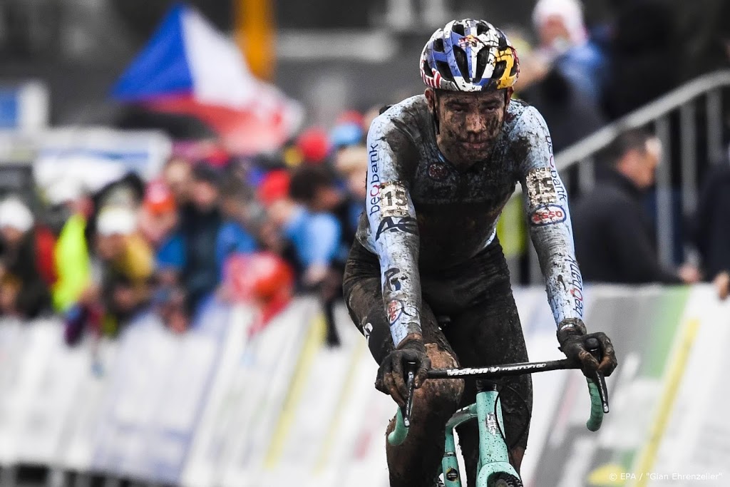 Wielrenner Van Aert wint ook eerste etappe Dauphiné