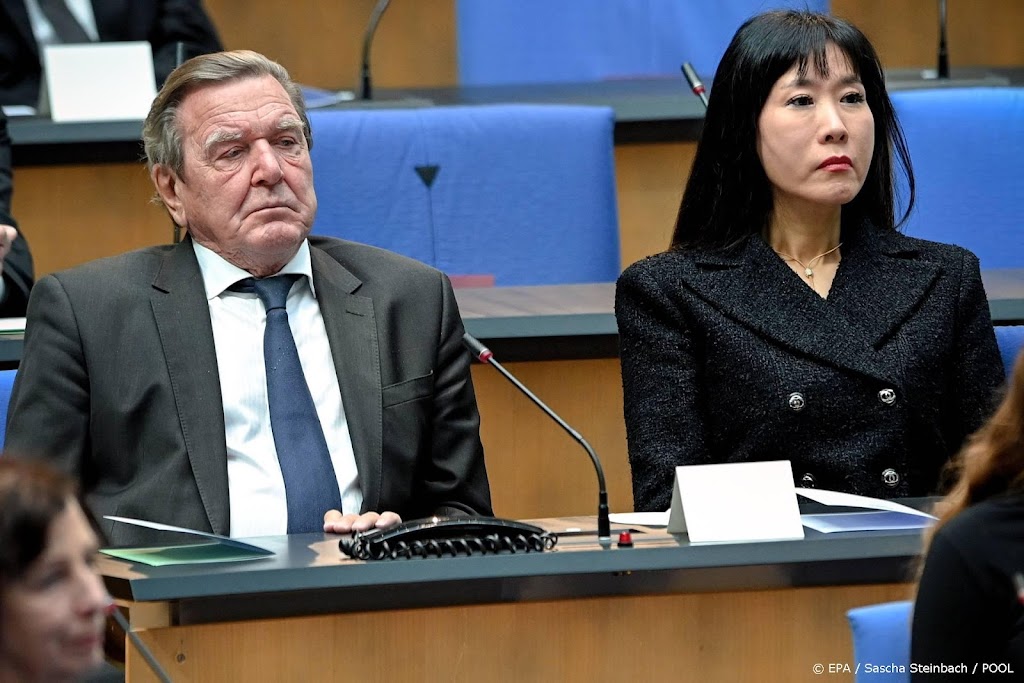 Oud-bondskanselier Schröder klaagt Duitse parlement aan
