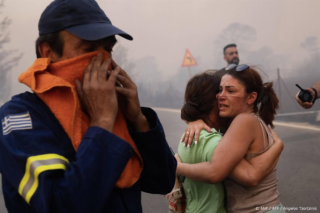 Mensen op de vlucht voor bosbrand bij Athene