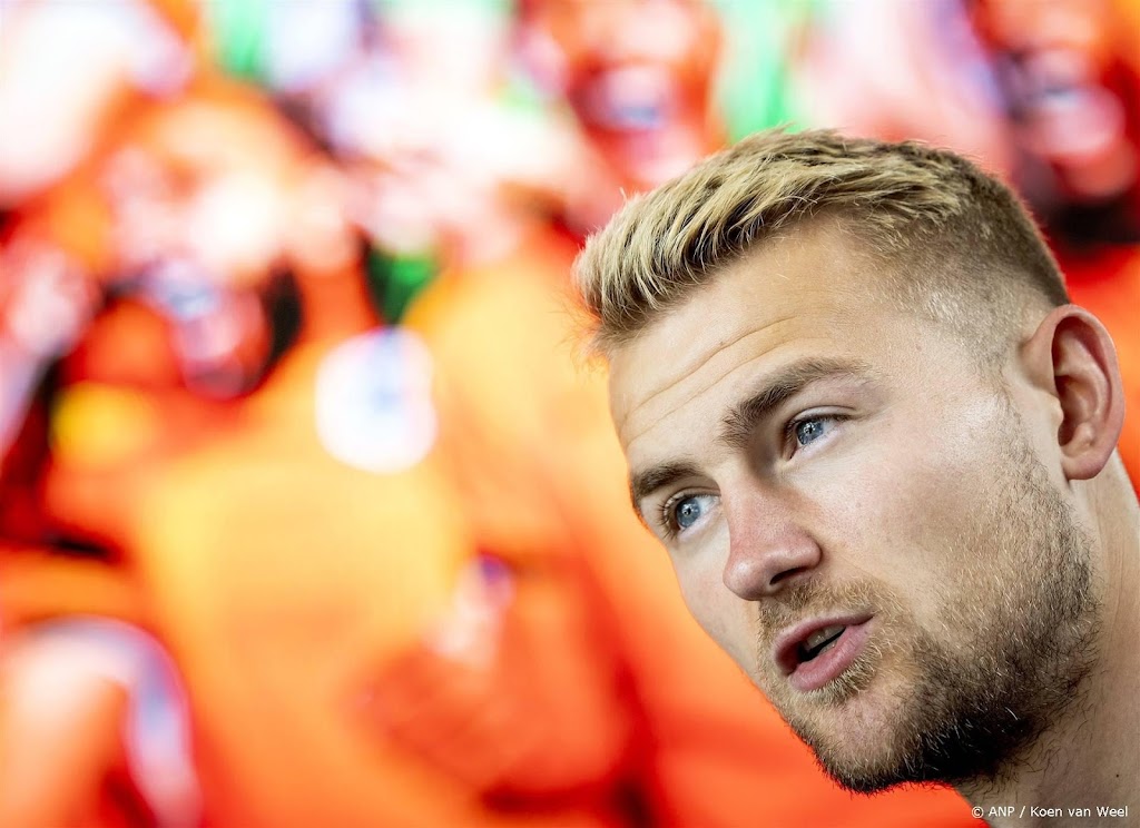 Mazraoui en De Ligt voor medische keuring naar Manchester United