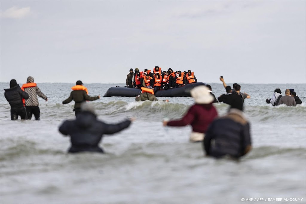 Ruim 700 migranten in bootjes landden zondag in Engeland 