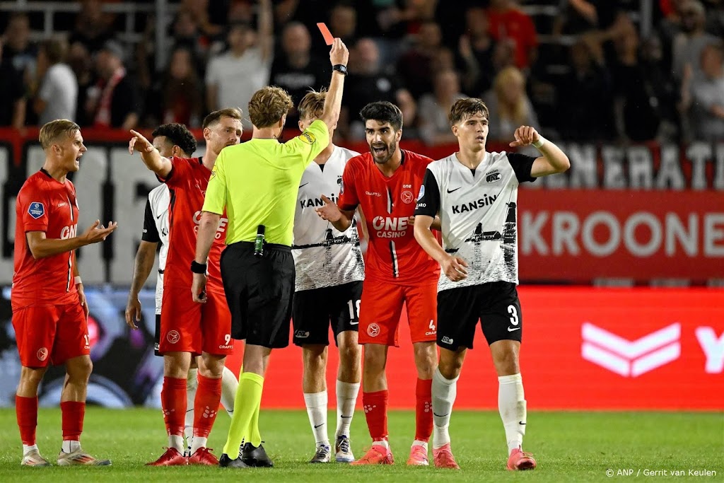 Twee duels schorsing voor Almere-spelers Guillaume en Visus