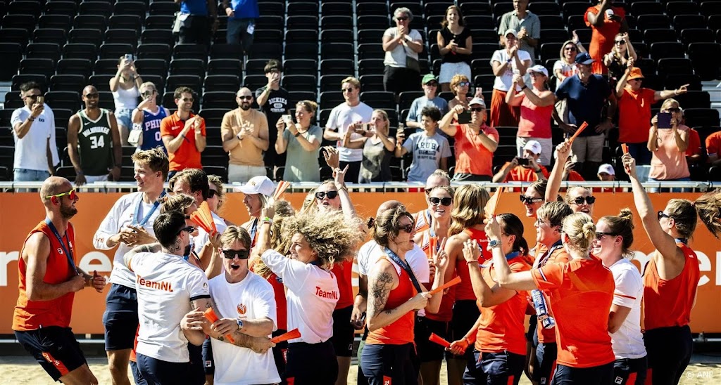Olympische sporters onthaald in bloedheet Scheveningen