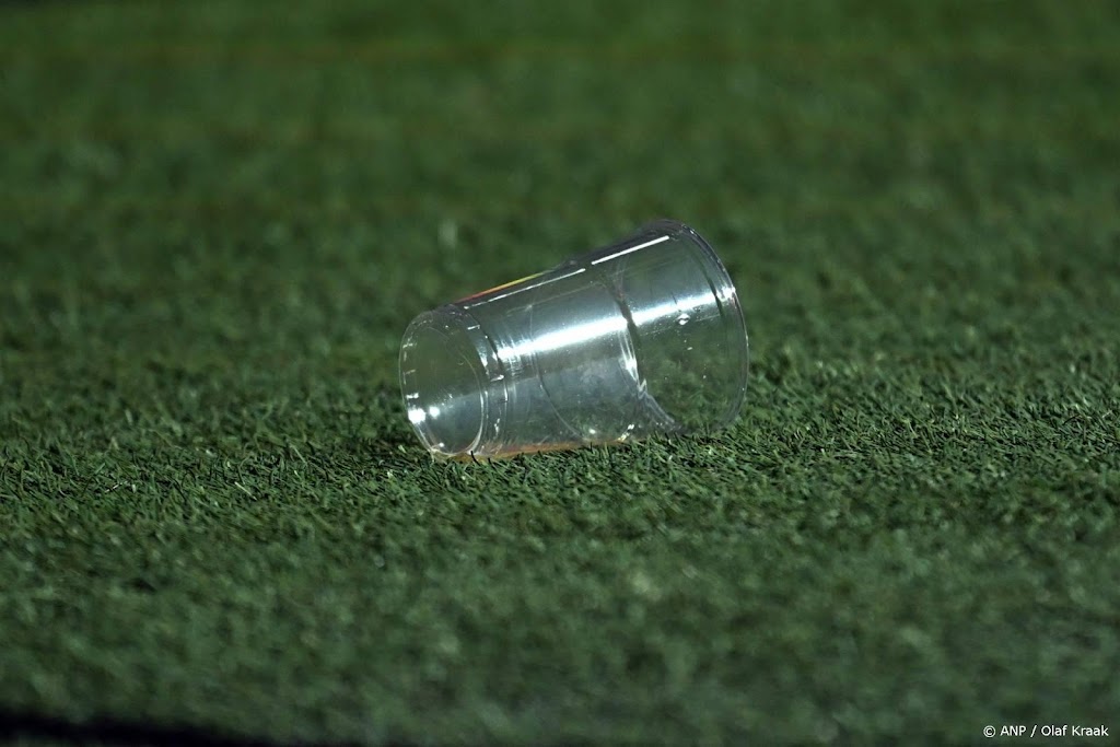UEFA beboet Twente met ruim 5000 euro voor gooien drinkbekers 