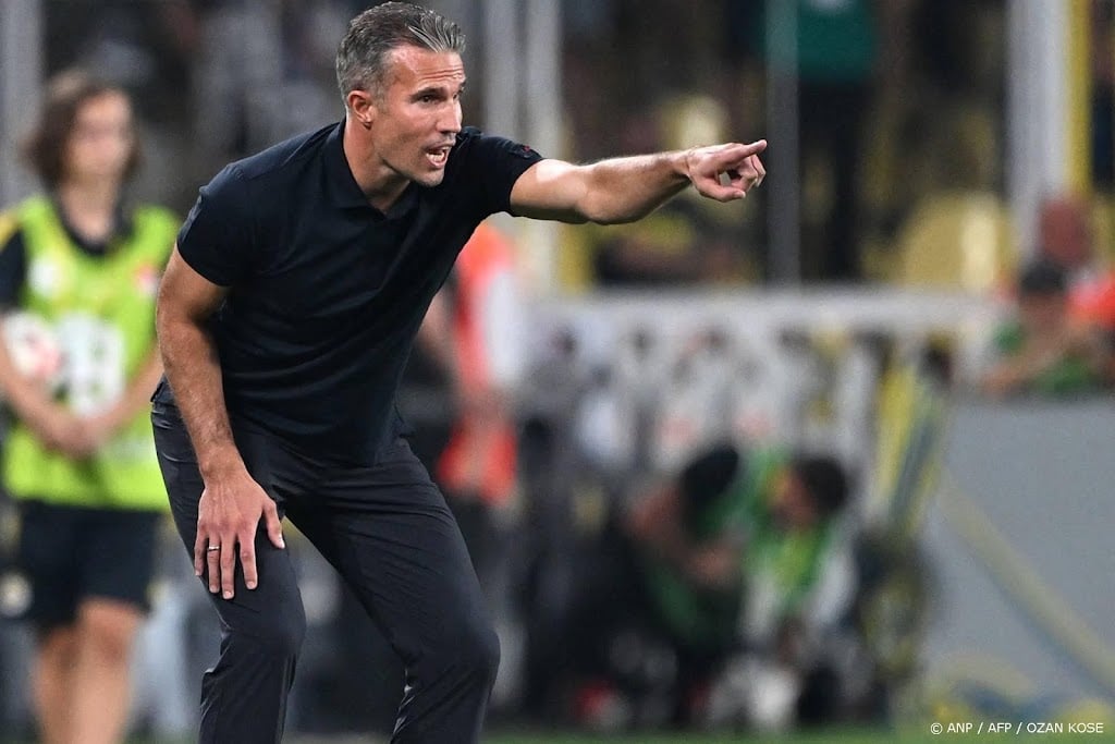Feyenoord-trainer Van Persie blij met inzet spelers na nederlaag 
