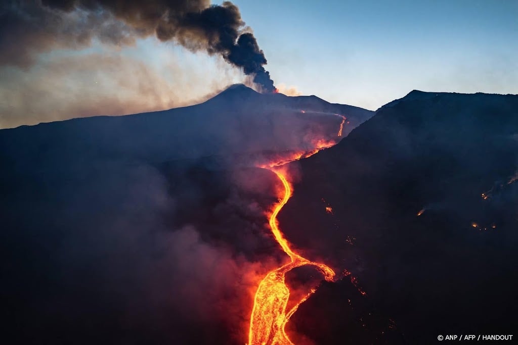 Belangrijkste luchthaven Sicilië langer dicht om uitbarsting Etna