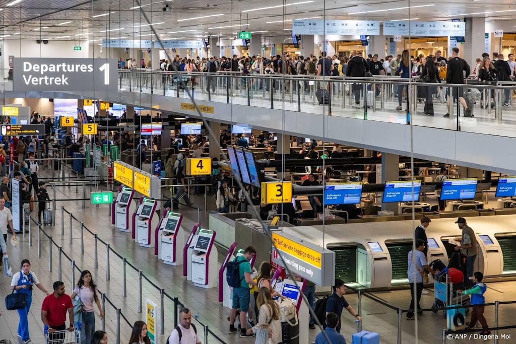 Schiphol vindt wachttijden te lang na nieuw grenscontrolesysteem