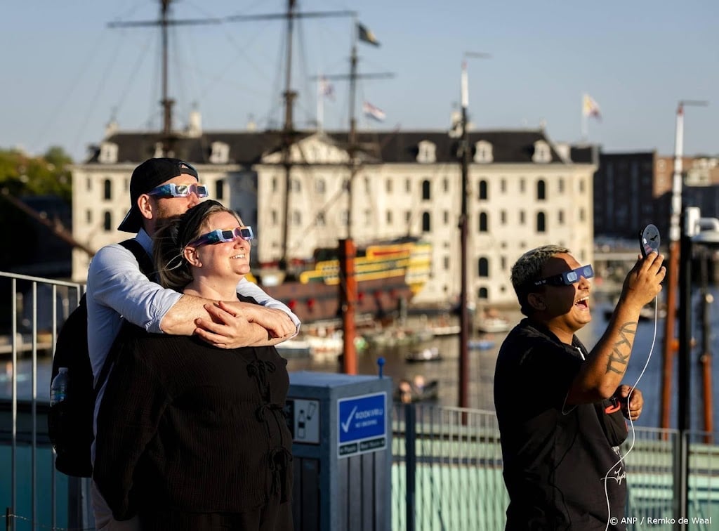 Applaus en huwelijksaanzoek bij hoogtepunt zonsverduistering
