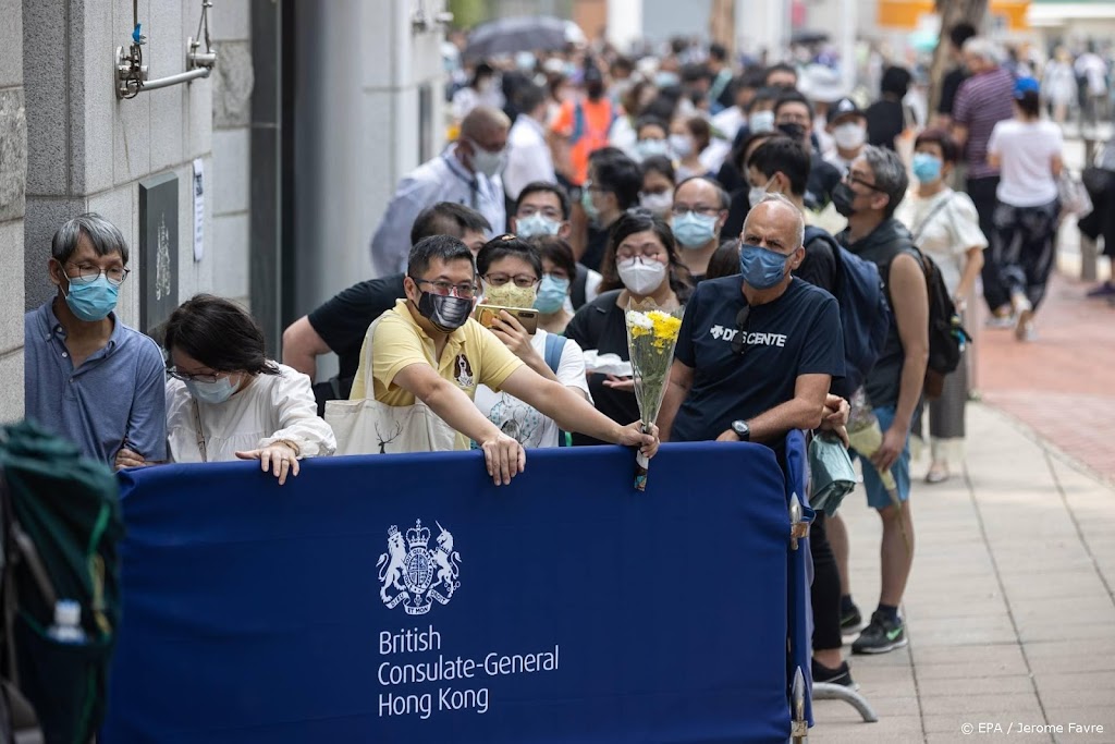 Lange rij voor Britse consulaat in Hongkong om Elizabeth te eren