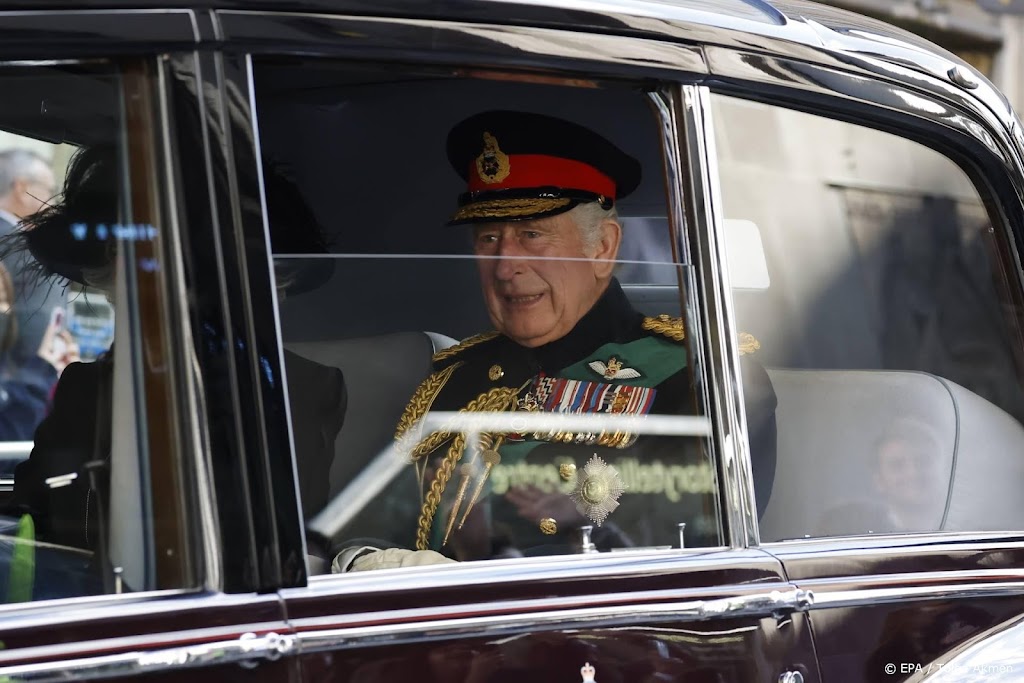 Vier kinderen koningin Elizabeth houden wake in kathedraal