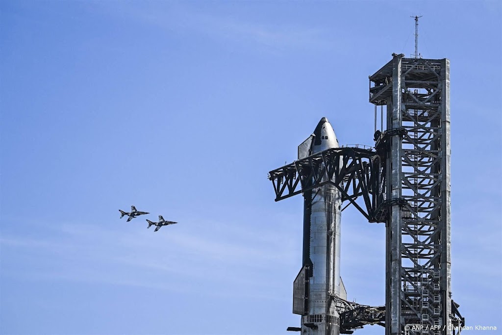 Eerste commerciële ruimtewandeling klaar, astronauten naar binnen