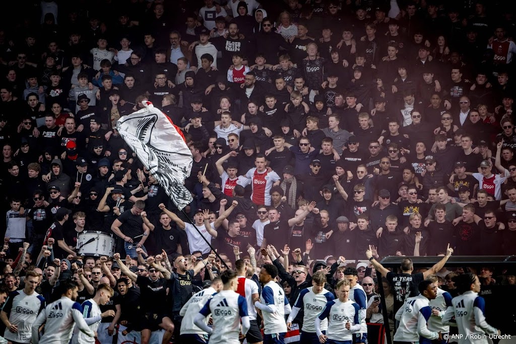 Ajax-supportersclubs roepen op tot protest tegen politieacties