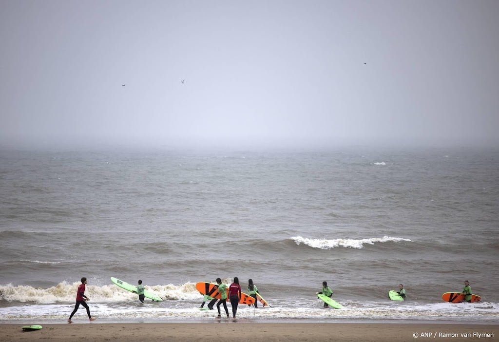 Surfer (76) overleden aan de kust bij Noordwijk