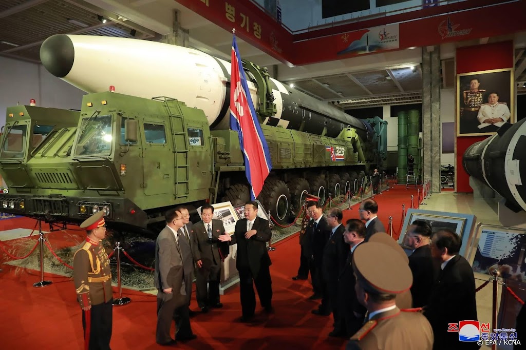 Kim Jong-un verschijnt op wapenexpositie