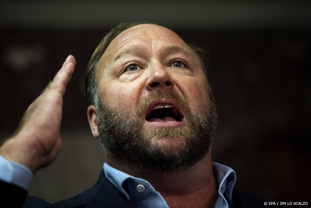 Alex Jones moet nog een miljard betalen om beweringen Sandy Hook