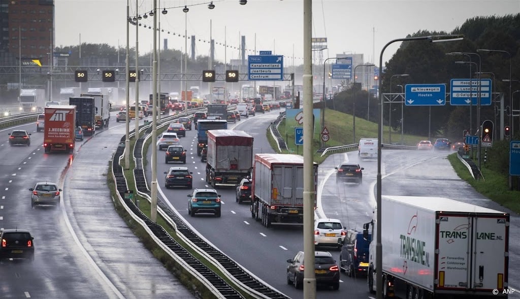 Drukke ochtendspits door regen en ongelukken