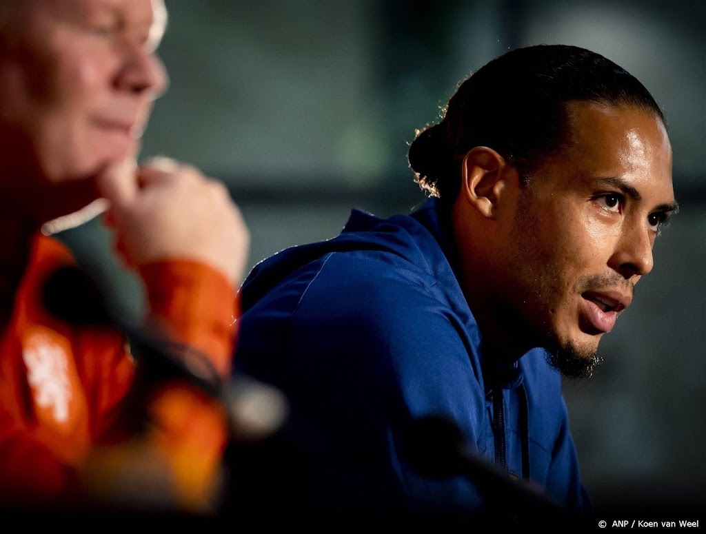 Van Dijk speelt met aanvoerdersband van UEFA tegen Fransen  