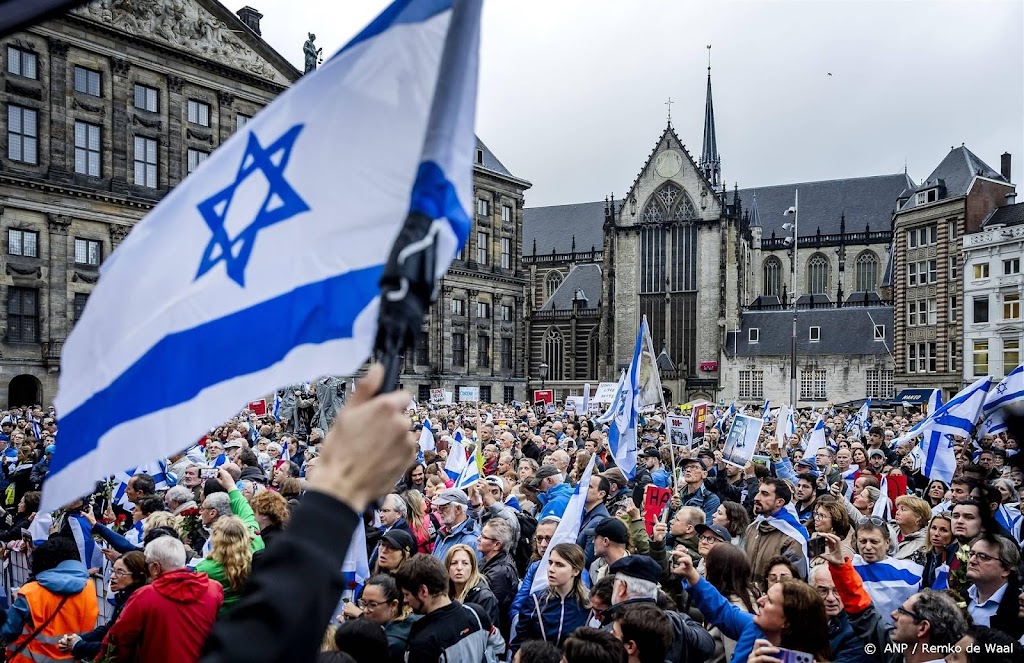 Honderden betuigen steun aan Israël op de Dam in Amsterdam