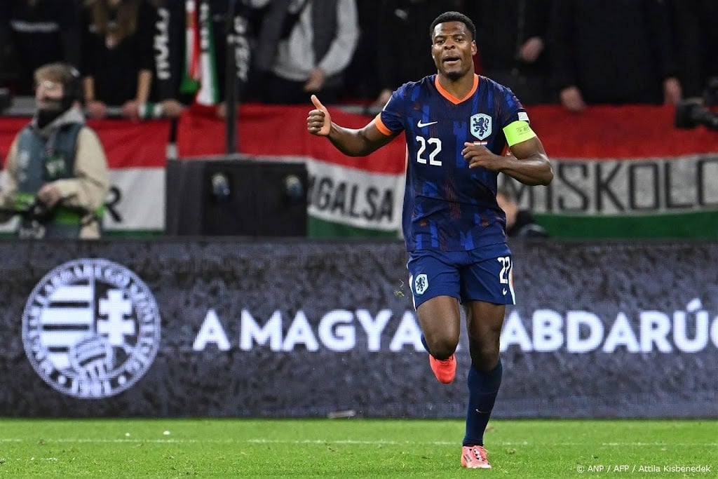 Uitgerekend Dumfries kopt Oranje naar zwaarbevochten gelijkspel 