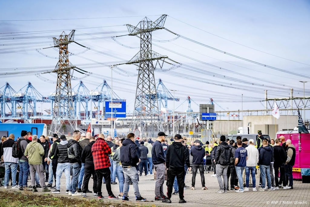 Wachtrij door staking haven Rotterdam opgelopen tot 22 schepen