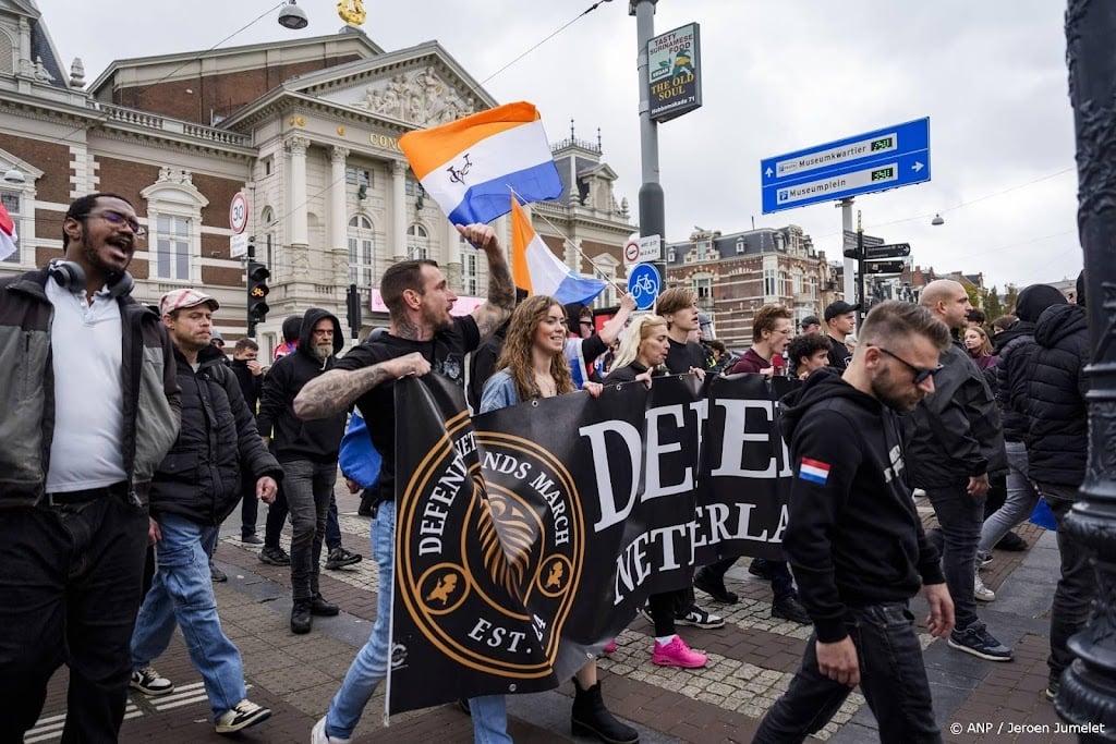 Anti-immigratiedemonstranten trekken door Amsterdam 