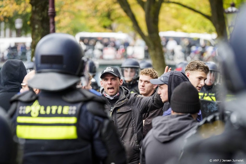 29 aanhoudingen rondom anti-immigratieprotest in Amsterdam