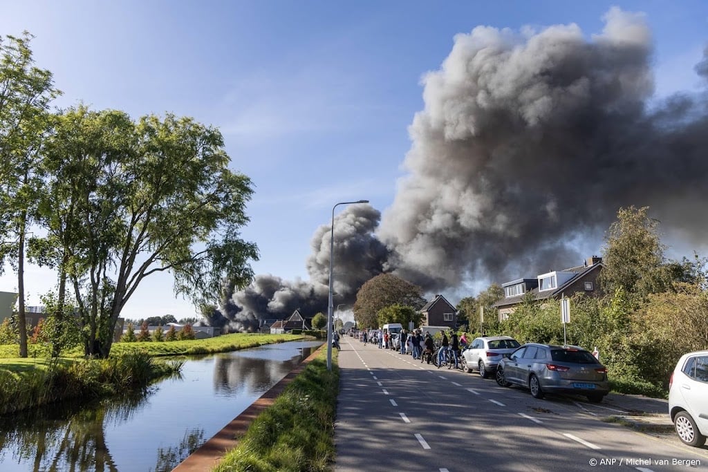 Brand in loods Aalsmeer is onder controle