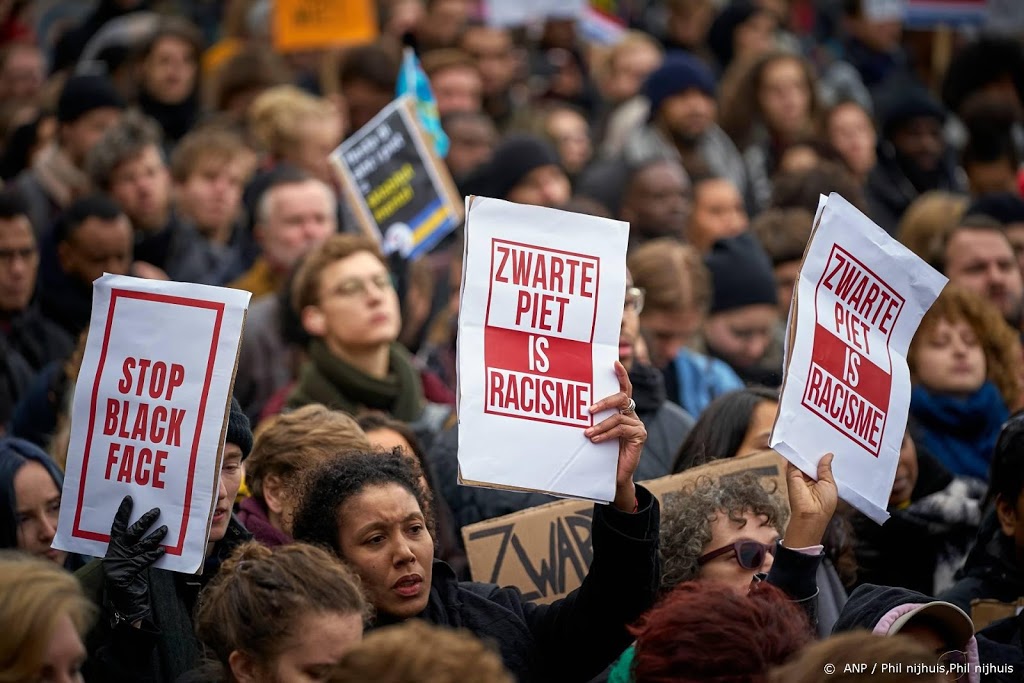 Actiegroep demonstreert op meerdere plekken tegen Zwarte Piet 