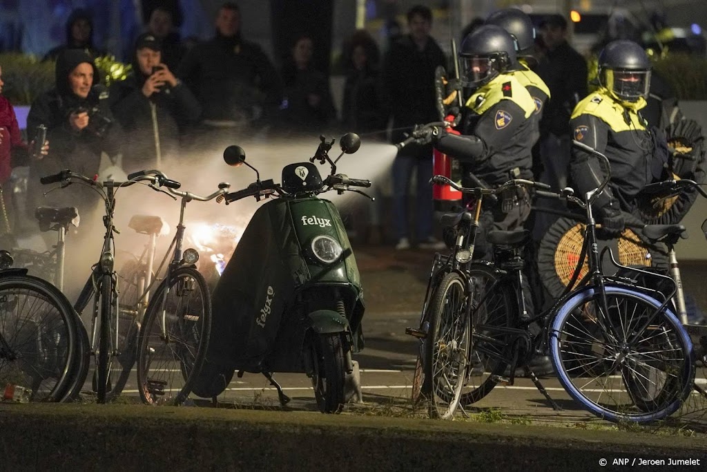 Politie zet waterkanon in tegen demonstranten bij Turfmarkt