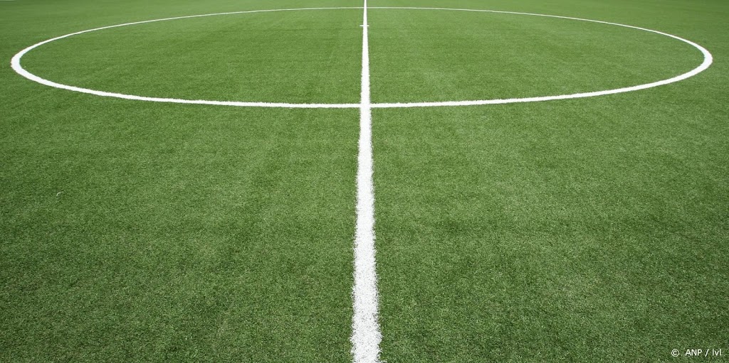 KNVB laat clubs kiezen: doorvoetballen zonder publiek of uitstel