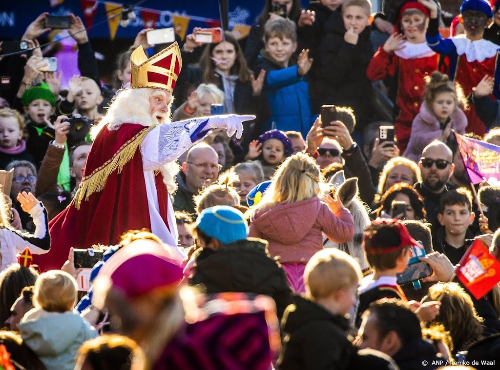 Sint komt met vliegtuig, commentaar op sociale media 
