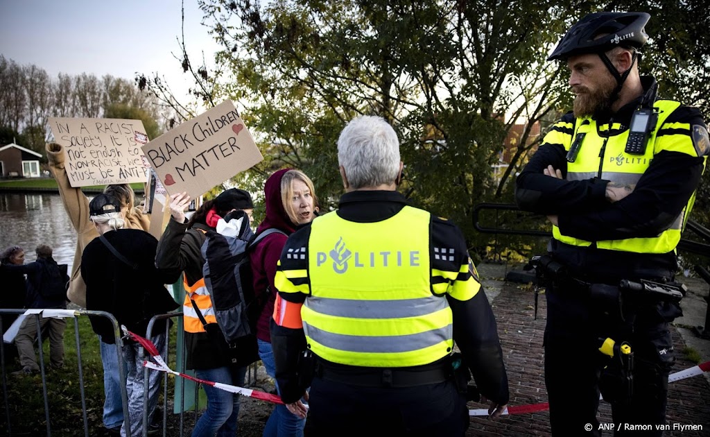 Eieren en scheldpartij bij demonstratie tegen Zwarte Piet Westzaan