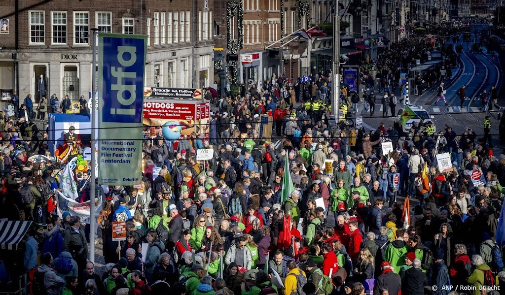 Dam in Amsterdam stroomt vol met klimaatbetogers 
