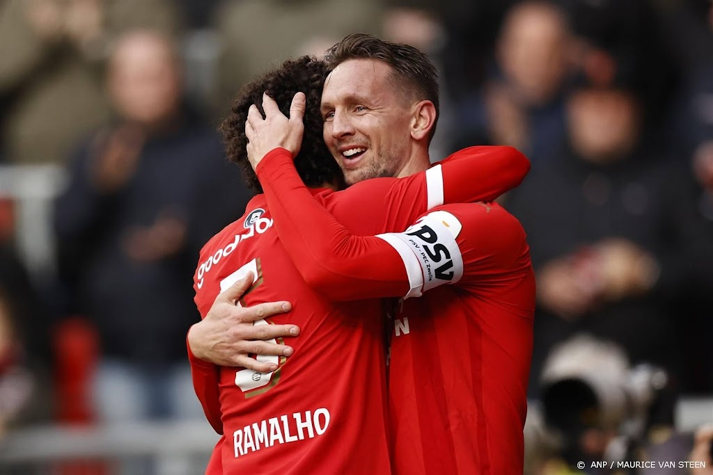 PSV verstevigt koppositie met eenvoudige zege op PEC Zwolle